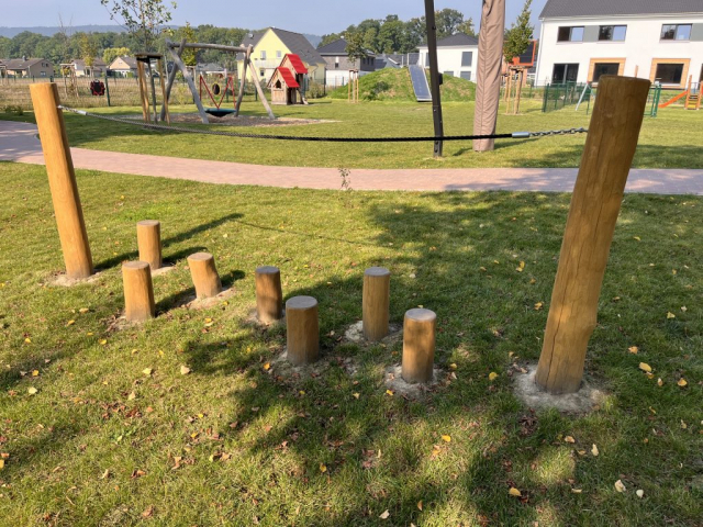 Balancierpoller mit Seil zum Festhalten