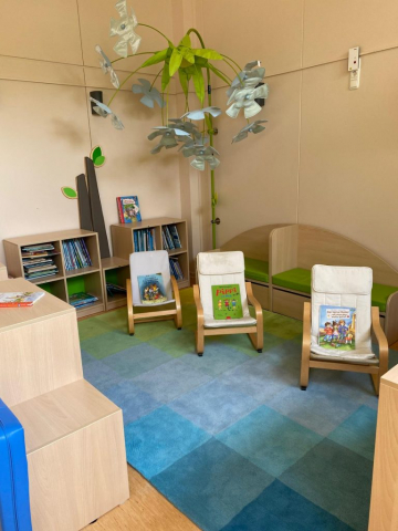 Kinderbibliothek mit bequemen Stühlen und Teppichboden