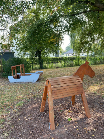 Holzpferd Außengelände