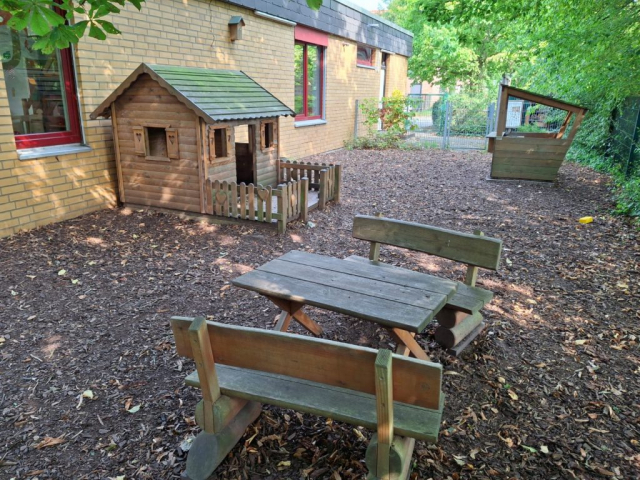 Kleines Dorf mit Häuschen, Tisch und Bänken