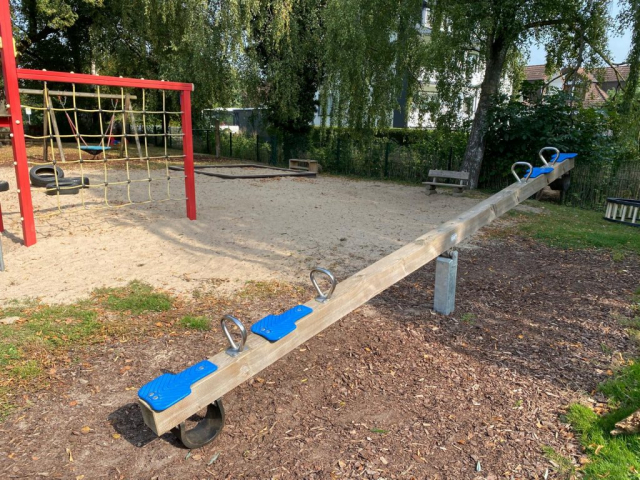 Holzwippe für vier Kinder im Außengelände