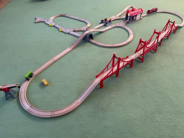 Holzeisenbahn mit Brücke und Tunnel, Kran und Schranke