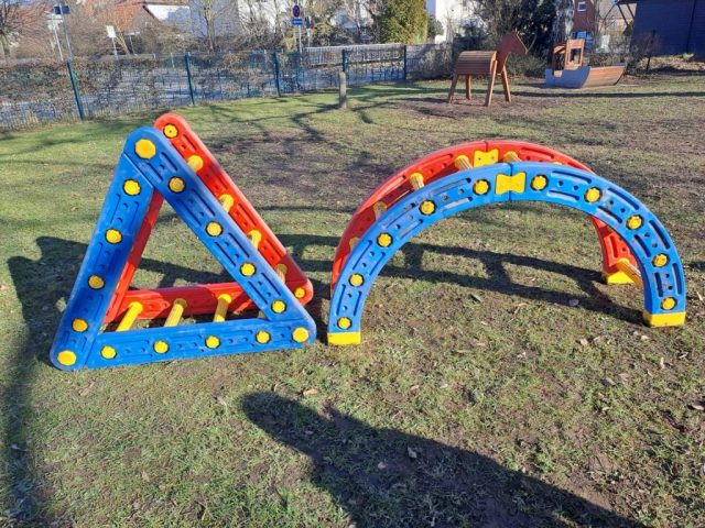 Klettergerüst für Kinder, Bogen und Dreieck
