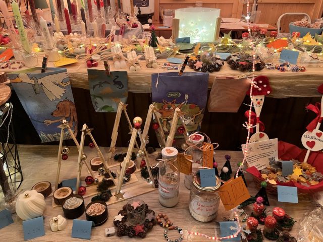 Geschmückte Hütte Martinimarkt Nahaufnahme