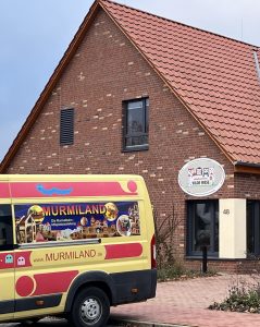 Transporter Murmiland vor der Wilden Wiese