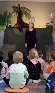 Anja Kilian vor ihrer Puppenbühne