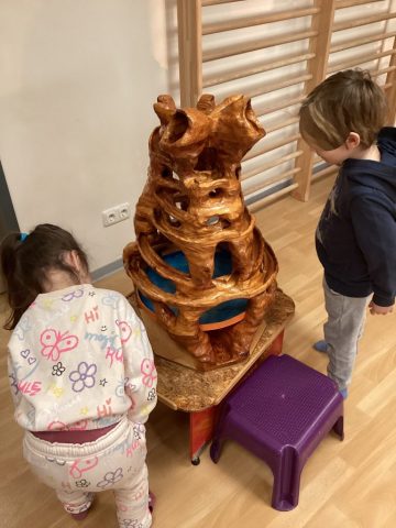 Bild eines Murmelbahnturms