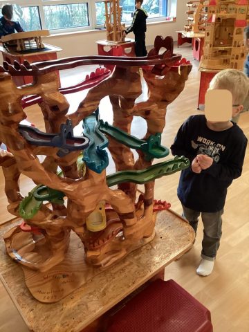 Sicht auf mehrere Murmelbahnen