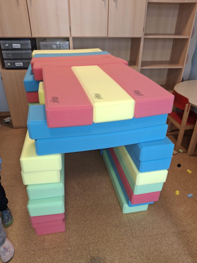 Mit den XXL Softbausteine wurde eine Höhle gebaut